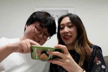 Yoo Young Yi y su esposo Jo Jun Hwi observan su canal de YouTube en su casa el domingo 2 de octubre de 2022, en Seúl, Corea del Sur. La pareja ha decidido no tener hijos. (AP Foto/Ahn Young-joon)