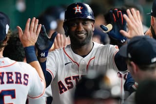 Yordan Álvarez pega un grand slam, su jonrón 22, y los Astros aplastan 13-2 a los Atléticos