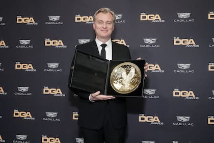 El director Christopher Nolan, rodeado de colegas y amigos, obtuvo el premio por Oppenheimer que, todo indica, es la gran favorita para llevarse uno de los galardones más esperados de los Oscar