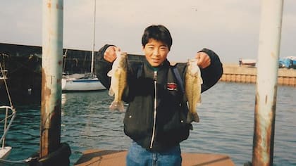 Yoshihiro Hattori (en una imagen de 1989, posando con dos pescados) llegó a EE.UU. en 1992 para pasar allí un año como estudiante de intercambio.