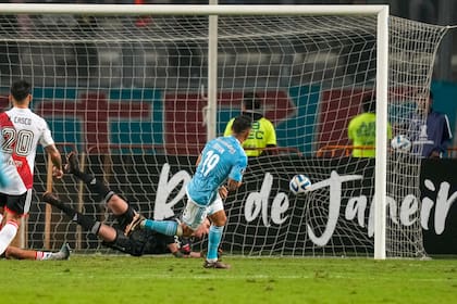 Yoshimar Yotún no perdonó el grave error de Franco Armani y abrió el marcador para Sporting Cristal en Lima; River fue muy desequilibrado entre la defensa y el ataque en el 1-1 por la Copa Libertadores.