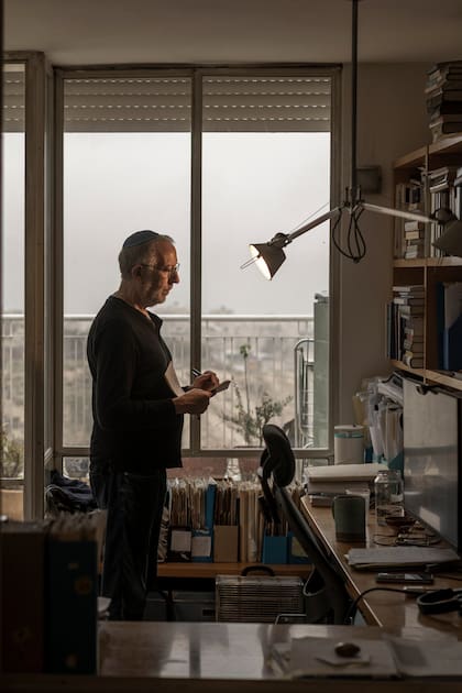 El autor israelí Yossi Klein Halevi, en su oficina de Jerusalén