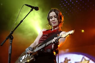 El himno de rock furioso de Alanis Morissette sobre una ruptura que la dejó “hundida”