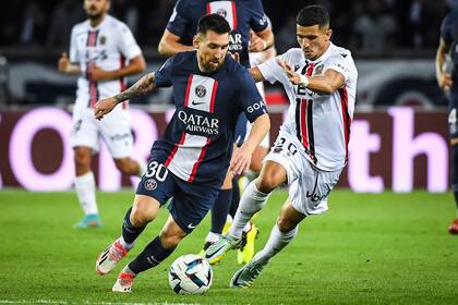 Youcef Atal, el futbolista argelino de Niza que fue suspendido por supuesta "apología al terrorismo", persiguiendo a Messi durante un partido ante PSG, en octubre de 2022, en el Parque de los Príncipes de París