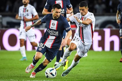 Youcef Atal, el futbolista argelino de Niza que fue suspendido por supuesta "apología al terrorismo", persiguiendo a Messi durante un partido ante PSG, en octubre de 2022, en el Parque de los Príncipes de París