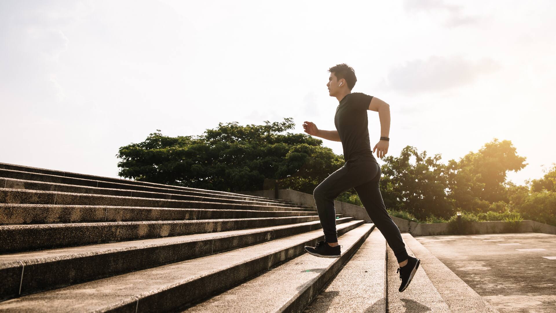 Subir escaleras en vez de usar el ascensor, un pequeño snack fitness