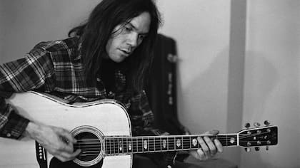 Young toca su guitarra Gibson