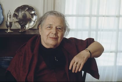Yourcenar vivió en pareja con la profesora Grace Frick en la isla de Maine y se nacionalizó estadounidense en 1947