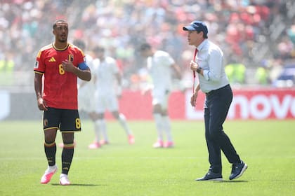 Youri Tielemans, de Bélgica, escucha a su entrenador Rudi