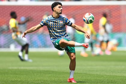 Youssef Amyn entrando en calor en la previa ante Senegal.