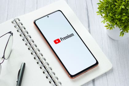 YouTube Premium es un servicio de pago mensual que permite ver videos sin los avisos iniciales