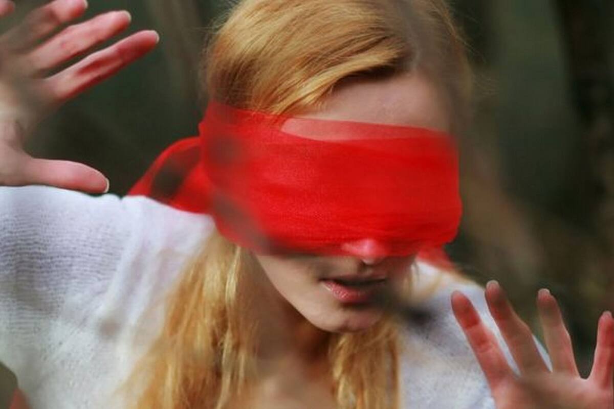 YouTube vetará retos como el "Bird Box Challenge", inspirado en la serie de Netflix, por el que la gente se venda los ojos para hacer tareas cotidianas, como conducir un auto