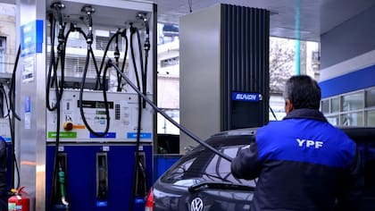 La demanda de combustibles en la Argentina todavía seguía 17% por debajo de los niveles prepandemia en noviembre (último dato disponible), según el informe mensual de la Confederación de Entidades del Comercio de Hidrocarburos y Afines (Cecha)