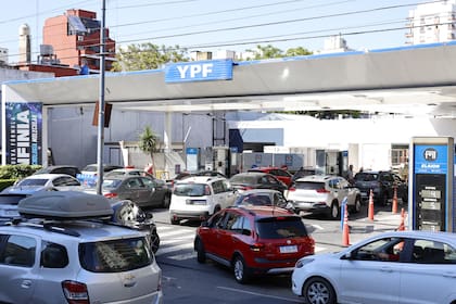 YPF aplicó un fuerte aumento de precios hoy de 25% en promedio, que alzas en algunas partes de 30%. Estación de servicio de Avenida Cabildo y Juana Azurduy