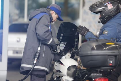 YPF concentra alrededor del 55% del despacho de combustibles y funciona como regulador informal del mercado