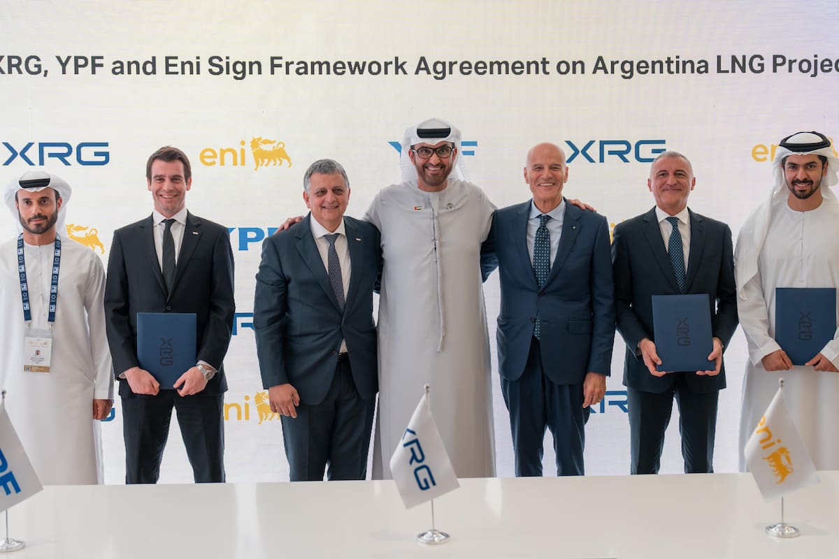 YPF, ENI y XRG, el brazo internacional de inversiones de la petrolera emiratí Adnoc, lideran el proyecto de exportación de GNL que demandará la construcción del nuevo gasoducto
Nacional de Petróleo de Abu Dhabi), para avanzar en la negociación de los términos definitivos para su
incorporación al proyecto de LNG