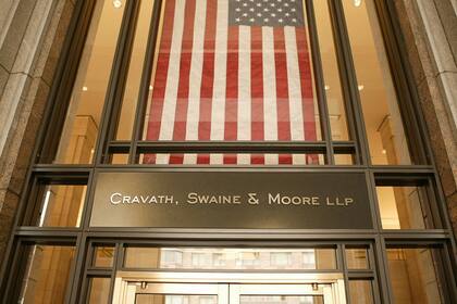 YPF está buscando un nuevo estudio jurídico que la represente en el juicio por la expropiación del 51% de las acciones, luego de que Cravath asesoró a Burford en la salida a la bolsa de Nueva York