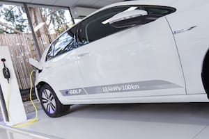YPF pondrá cargadores para autos eléctricos