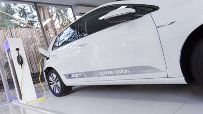 YPF pondrá cargadores para autos eléctricos