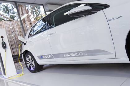 YPF pondrá cargadores para autos eléctricos