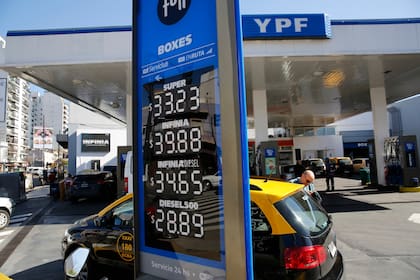 YPF sube sus naftas 9,5% y se le suma Axion con un 12%