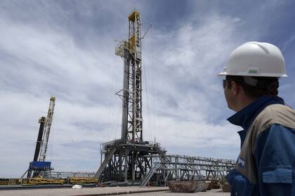 YPF valúa el total de la venta de estos activos en alrededor de US$800 millones, que destinará íntegramente al desarrollo del no convencional
AFP PHOTO / JUAN MABROM