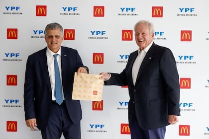 YPF y Arcos Dorados firmaron un acuerdo para incorporar locales de la cadena de hamburguesas en estaciones de servicio