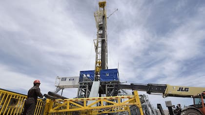 Este año el precio del barril de petróleo promedió los US$90, luego haber tocado un piso de US$25 al comienzo de la pandemia, en marzo de 2020