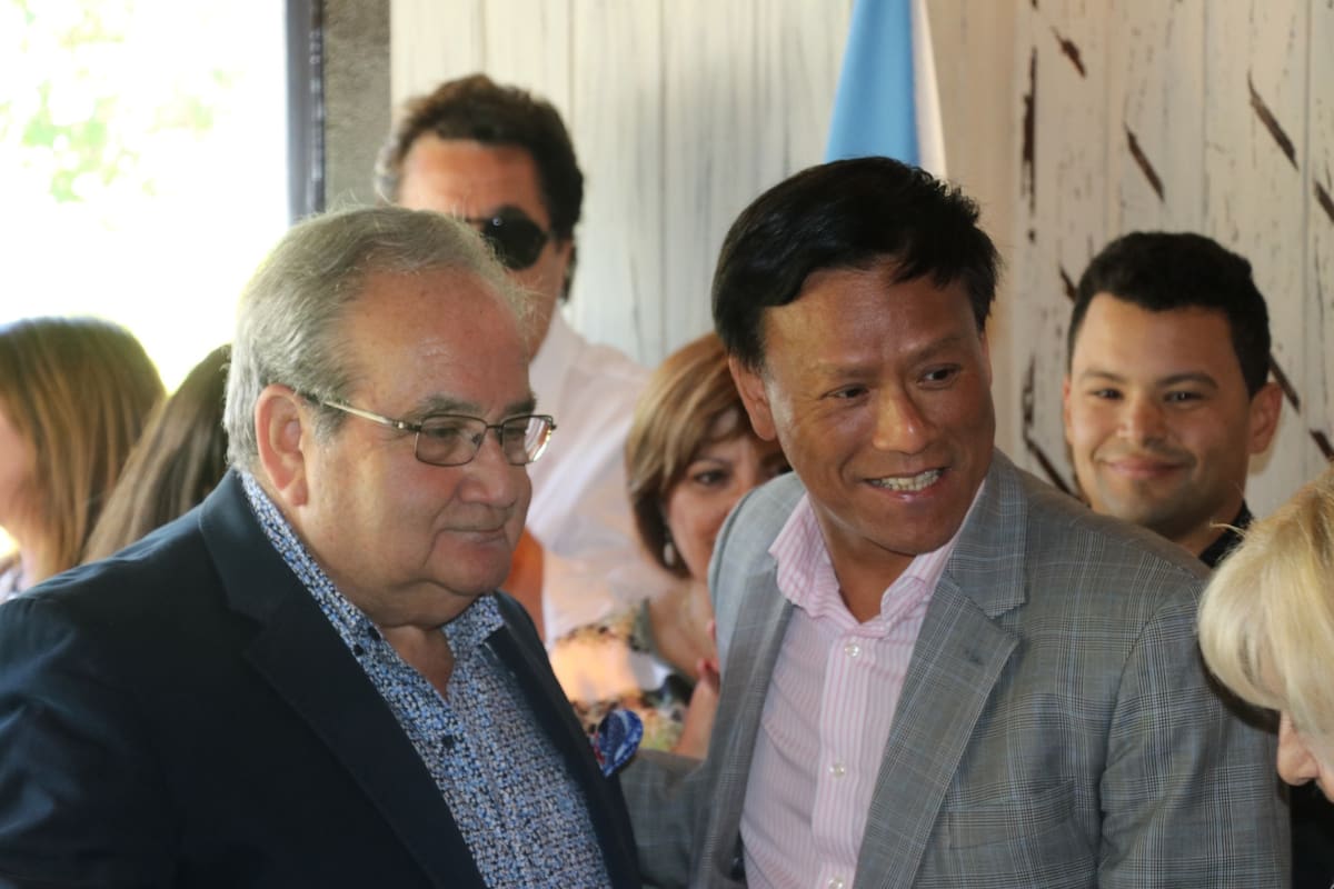 Yuan Jian Ping junto a al empresario gastronómico Toty Yanelli, en la declaración de Estilo Campo como lugar de interés turístico