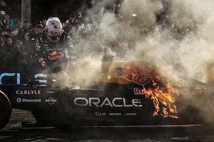 Yuki Tsunoda escapa de las llamas de su Red Bull, que se incendió de manera repentina en plena exhibición