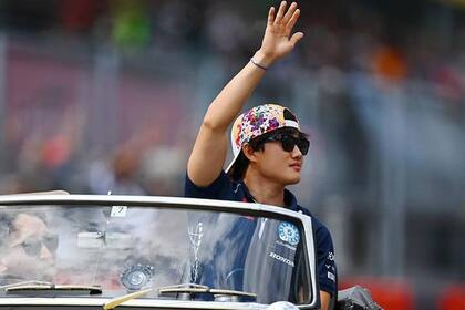 Yuki Tsunoda saluda al pública en un paseo antes de una carrera