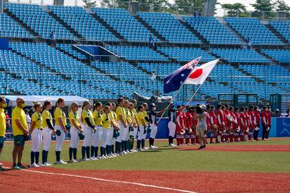 Yukiko Ueno, de Japón, hace un lanzamiento en el encuentro de softbol ante Australia, que puso en marcha los Juegos Olímpicos, el miércoles 21 de julio de 2021, en Fukushima (AP Foto/Jae C. Hong)