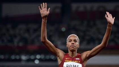 Yulimar Rojas celebra luego de ganar el oro en el triple salto