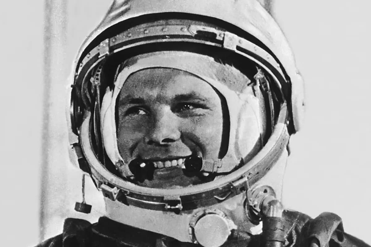 Yuri Gagarin fue mucho más que el primer humano en viajar al espacio; su rostro, con su inconfundible sonrisa, fue el símbolo de una hazaña histórica (Credit: Gamma Keystone/Getty Images)
