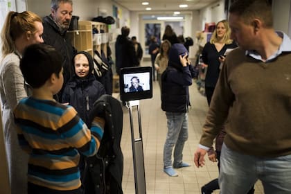 Yusuf y el robot Beam en el pasillo de la escuela