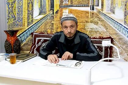 Yusufhon Zakaria, un imán kirguís de 38 años cuyo apoyo a la educación de las niñas le ha ganado un gran número de seguidores en Instagram y Youtube