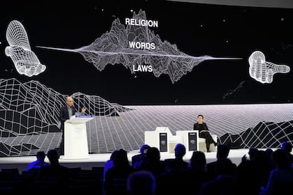 Yuval Noah Harari, en una disertación durante el Foro Económico Mundial en Davos, en enero pasado