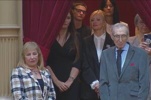 Yuyito González en el placo familiar de Javier Milei junto a los padres del Presidente