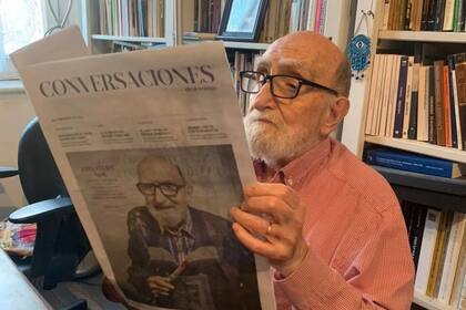 "Yuyo" lee LA NACION: una extensa entrevista con él se había publicado en el suplemento Conversaciones de domingo en octubre pasado