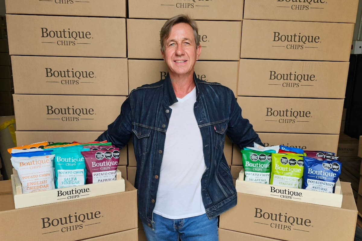 Yves Bienfait junto a los productos de Boutique Chips