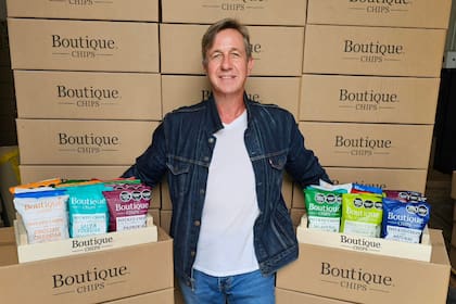 Yves Bienfait junto a los productos de Boutique Chips