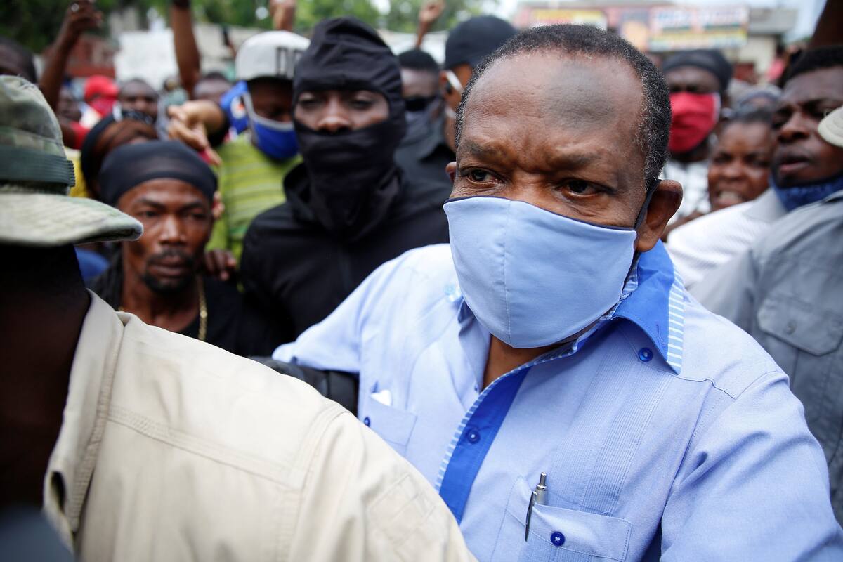 Yves Jean-Bart, presidente de la Federación Haitiana de Fútbol, ??llega a un tribunal para una audiencia sobre las acusaciones de que abusó de atletas en el centro nacional de entrenamiento del país, en Croix.