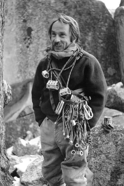 Yvon Chouinard con los empotradores removibles que inventó para escalar sin dañar las rocas
