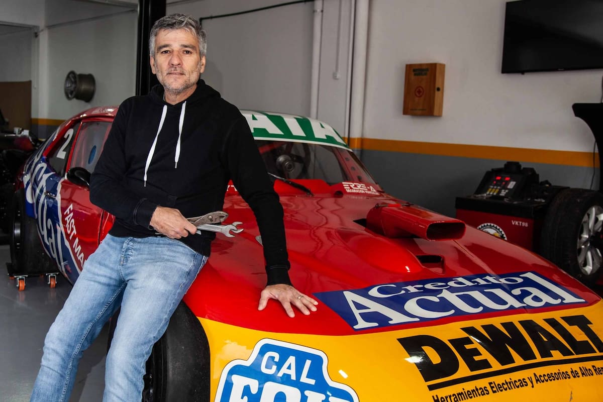 Zabaleta con "La Diabla", el auto de "Patita" Minervino, al que acompañó como copiloto; "A Minervino lo conocí a fines del año 91 y me subí de acompañante de él en febrero del 92. Me bajé en marzo de 2001. Toda la mejor temporada, la más exitosa, tuve la suerte de acompañarlo. Mientras tanto siempre trabajé en política", cuenta a LA NACION