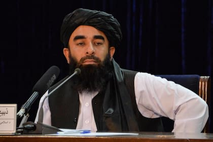 Zabihullah Mujahid también llamó a "olvidar el pasado" y desestimó que en Afganistán se hayan retomado las restricciones contra las mujeres (AFP)
