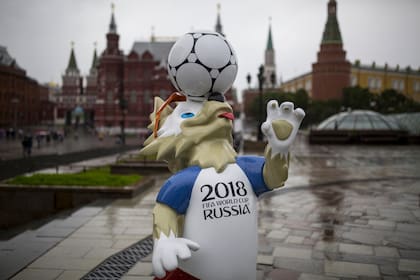 Zabivaka, la mascota del Mundial de Rusia 2018; un lobo europeo que siempre tenía una pelota