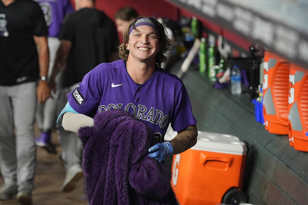 Zac Veen, de los Rockies de Colorado, sonríe en el dugout tras pegar un jonrón ante los Diamondbacks