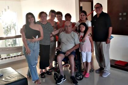 Zacarías junto a su familia luego de superar el covid-19 y las complicaciones de salud.