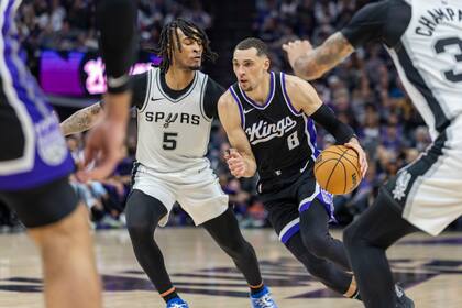 Zach LaVine brilla sobre De’Aaron Fox y guía a Kings a victoria 127-109 sobre Spurs