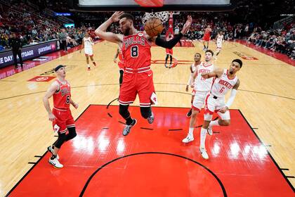 Zach LaVine, de los Bulls de Chicago, realiza una clavada en el encuentro ante los Rockets de Houston, el sábado 11 de marzo de 2023 (AP Foto/Eric Christian Smith)